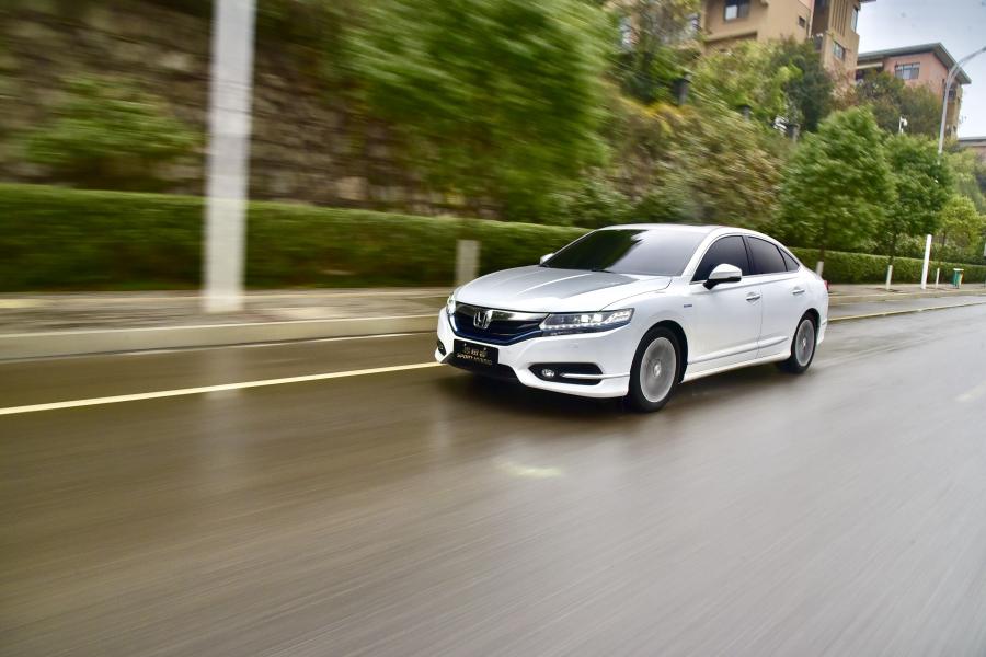  Honda Spirior Sport Hybrid 2016 года  (фото 7 из 16)
